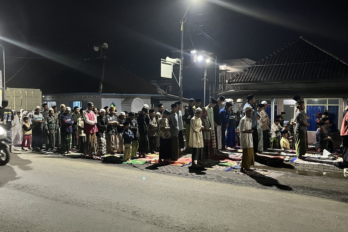 Jemaah shalat tarawih di masjid Al-Ilyas Malang meluber hingga ke badan jalan raya Gondanglegi-Kepanjen.