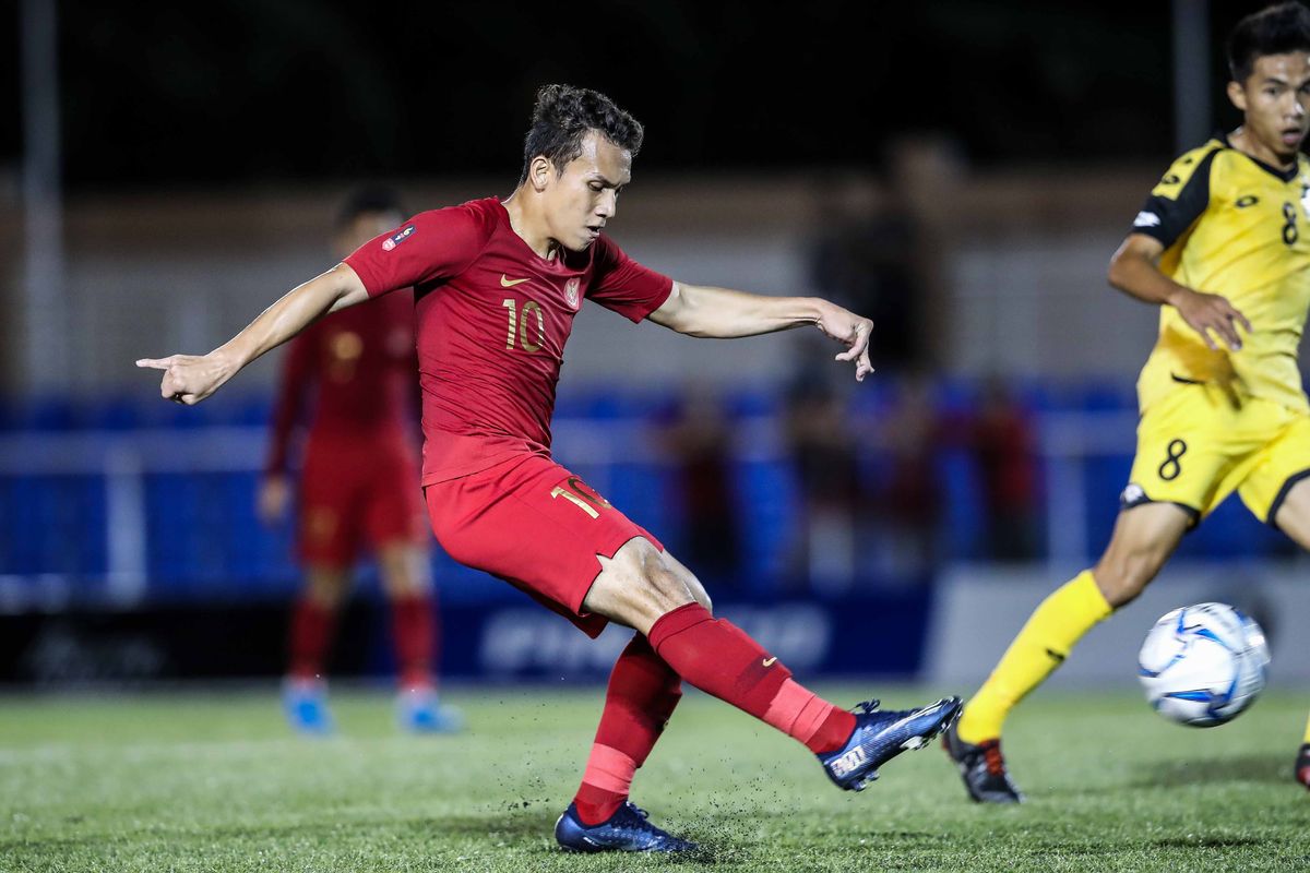 Pemain Timnas U-22 Indonesia, Egy Maulana beraksi saat melawan pemain Timnas Brunei Darussalam dalam pertandingan Grup B SEA Games 2019 di Stadion Sepak Bola Binan, Laguna, Filipina, Selasa (3/12/2019). Timnas Indonesia menang 8-0 dari Brunei Darussalam.