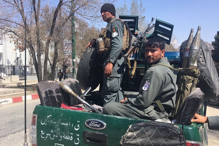 Pasukan keamanan Afghanistan melakukan penjagaan di depan Universitas Kabul setelah bom bunuh diri menyerang tempat tersebut Rabu (21/3/2018). Dilaporkan delapan orang tewas dalam insiden yang bertepatan dengan Tahun Baru Persia itu.