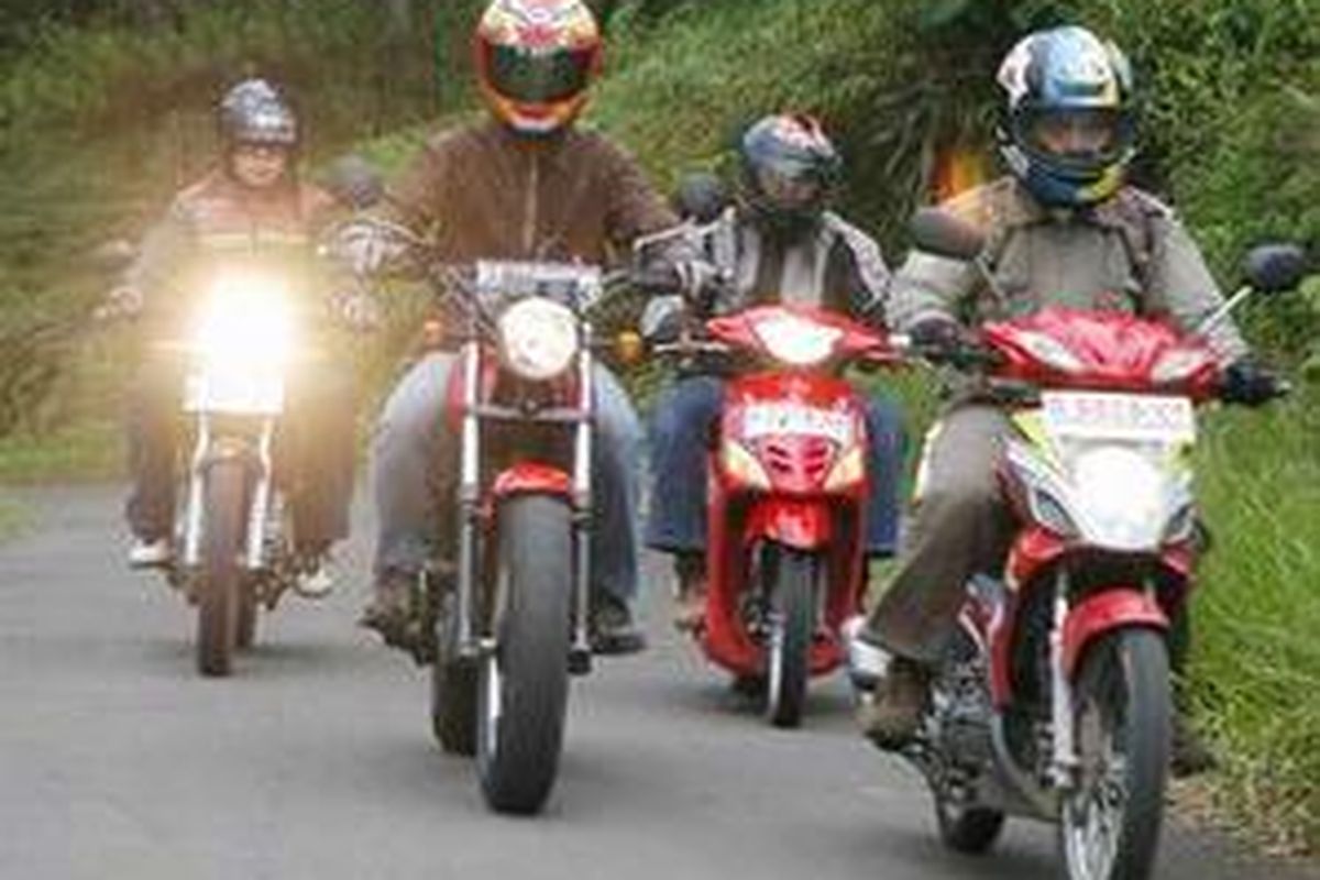 Kalau ikut rombongan, cari yang berpengalaman. Paling tidak menguasai kondisi jalan dan paham iring-iringan