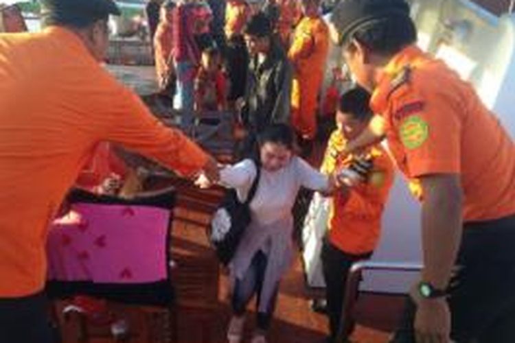 Petugas SAR Kendari melakukan evakuasi para penumpang KM Ridha Perdana akibat mati mesin di perairan Pulau Labengki, Konawe Utara