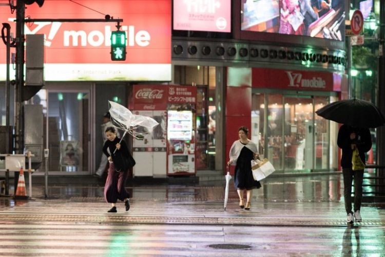 Suasana di jalanan Tokyo usai topan Trami menghantam wilayah Jepang pada Minggu (30/9/2018). (AFP/Martin Bureau)