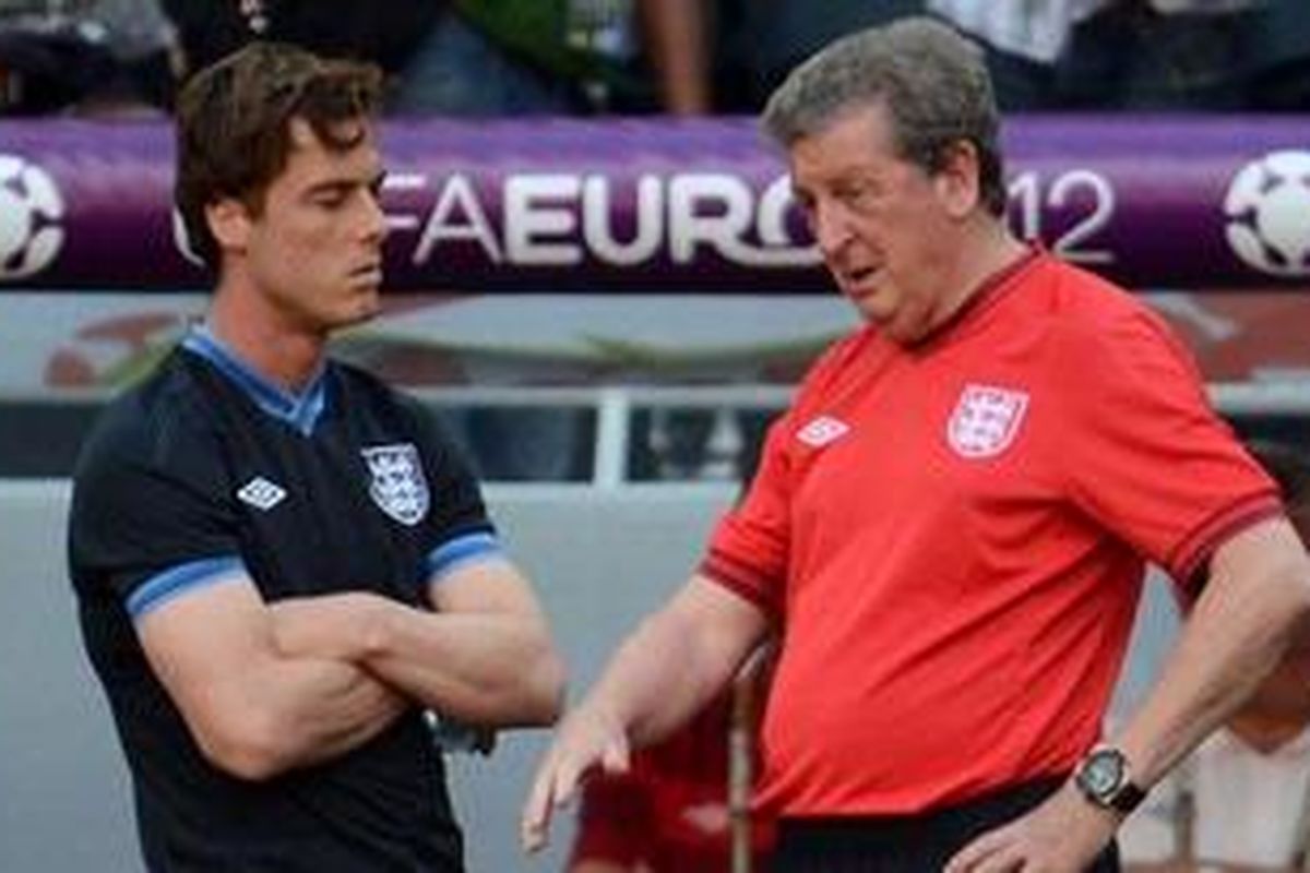 Pelatih tim nasional Inggris, Roy Hodgson (kanan) berbicara dengan pemain gelandang tengah Scott Parker saat latihan di Stadion Dombass Arena, Minggu (10/6/2012).