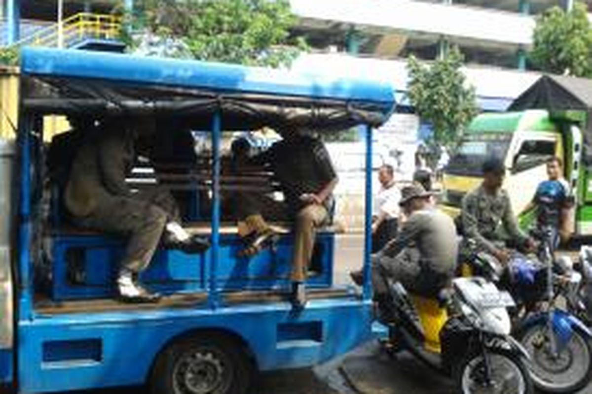 Petugas Satpol PP saat bertugas di Jalan Kebon Jati, Pasar Tanah Abang, Jakarta Pusat, Kamis (11/7/2013). Di kawasan yang rawan PKL membandel tersebut, sejumlah petugas Satpol PP secara jujur telah lelah menjaga PKL yang menurut mereka, sulit untuk ditertibkan