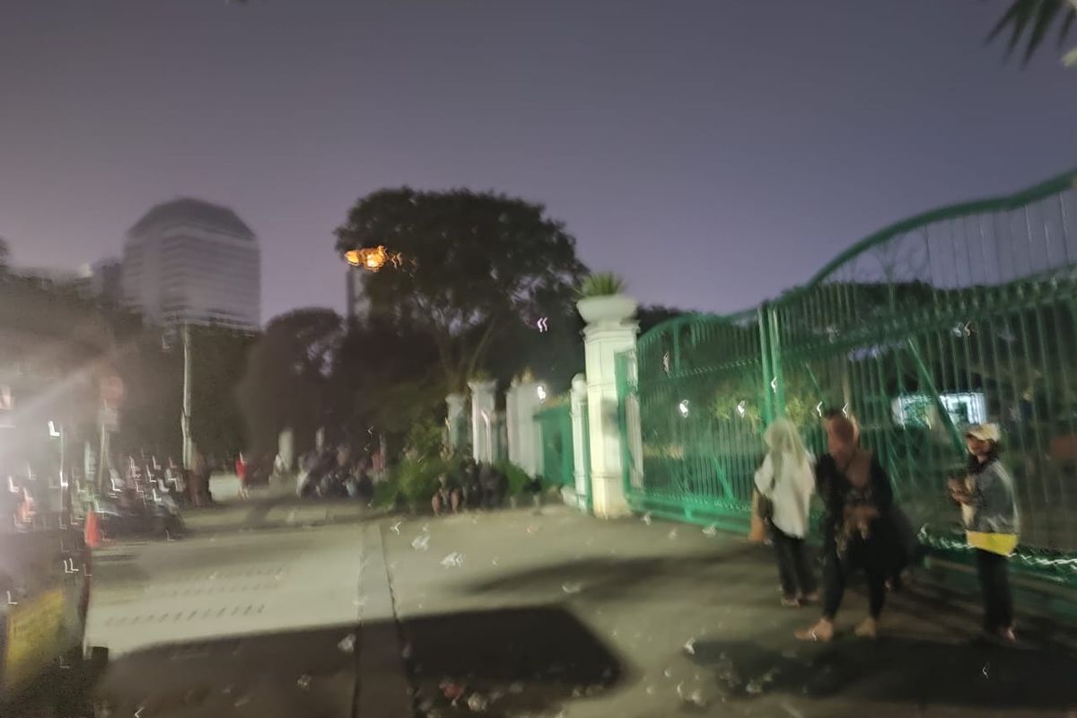 Warga yang hadir dalam acara Lebaran Betawi 2023 di Monas, Jakarta Pusat pada Sabtu (20/5/2023) mulai membubarkan diri. 