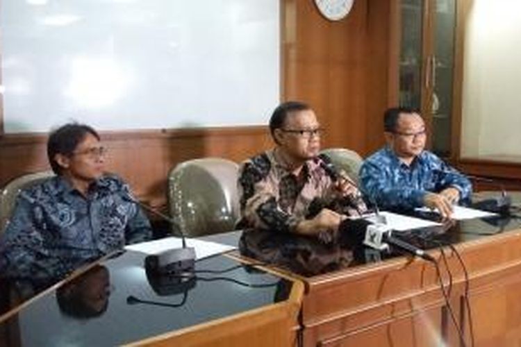 Ketua Umum PP Muhammadiyah Haedar Nashir (tengah), saat memberikan keterangan di Kantor Pusat PP Muhammadiyah, Menteng, Jakarta Pusat, Senin (23/11/2015).