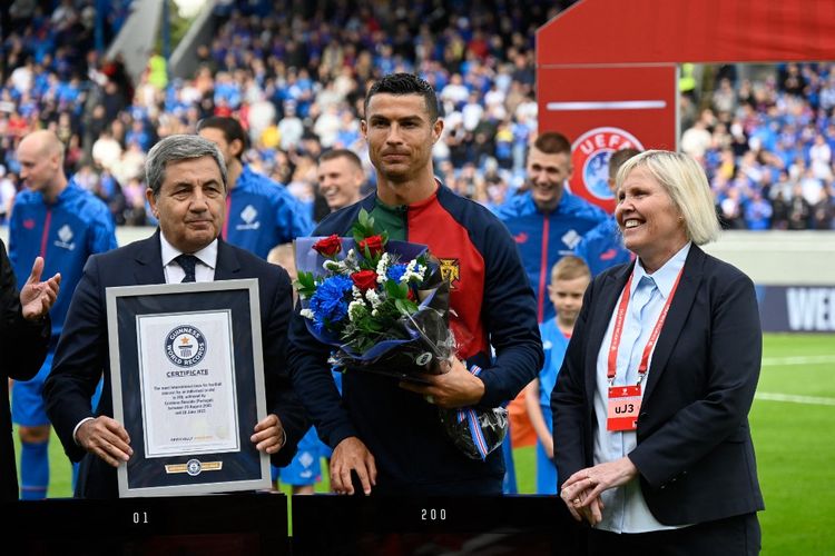 Cristiano Ronaldo masuk buku sejarah ketika membawa timnas Portugal menang 1-0 atas Islandia dalam Kualifikasi Euro 2024 pada Rabu (21/6/2023) dini hari WIB.