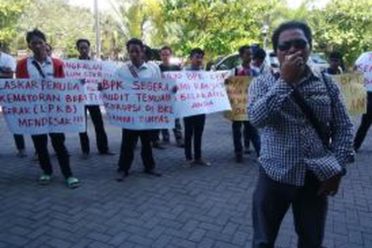 Aksi mendesak BPK Jatim mengaudit kebocoran APBD Bangkalan 2014.
