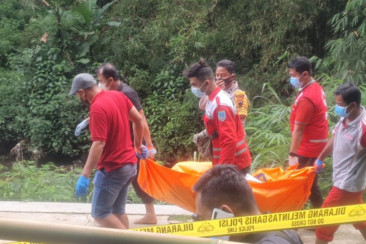 Petugas mengevakuasi mayat perempuan di Senjoyo Kecamatan Tengaran Kabupaten Semarang