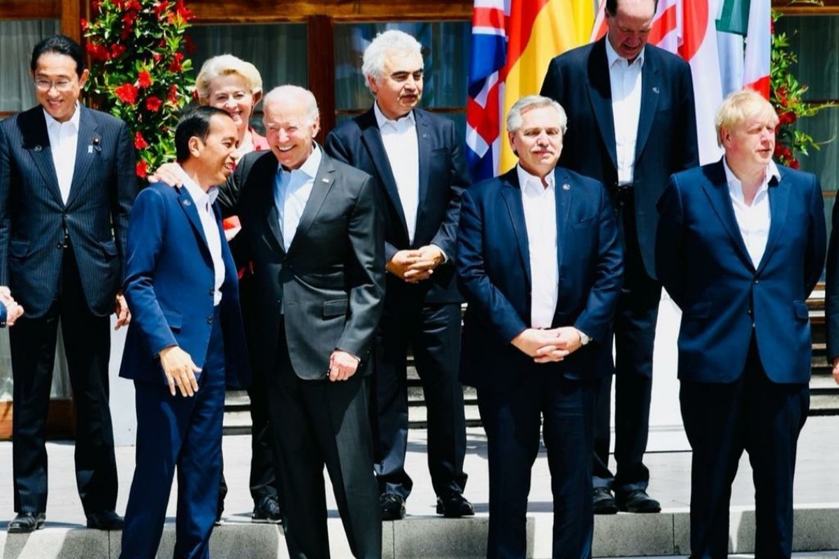 Presiden Joko Widodo dan Presiden AS Joe Biden bercengkerama sebelum sesi foto bersama para pemimpin dunia yang hadir di KTT G7 di Schloss Elmau, Jerman, Senin (27/6/2022).