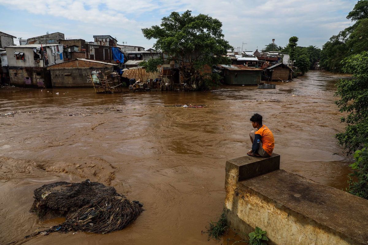 Suasana debit air di bantaran sungai ciliwung naik di Kawasan Manggarai, Jakarta Pusat, Selasa (22/9/2020). Sebelumnya, Bendung Katulampa, Bogor, Jawa Barat berstatus siaga 1 dengan tinggi muka air (TMA) mencapai 240 sentimeter pada pukul 18.00 WIB. Hal tersebut dikarenakan wilayah Bogor, Jawa Barat diguyur hujan deras.