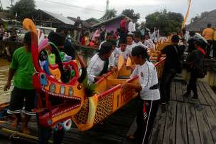 Masyarakat Berau di Kalimantan Timur mengenal seluruh prosesi itu sebagai tradisi Baturunan. Tradisi ini telah berlangsung turun temurun dari masa Kerajaan Berau berdiri.