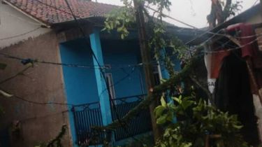 Diterjang Angin Kencang, Puluhan Rumah di Pacet dan Bojongsari Bandung Rusak