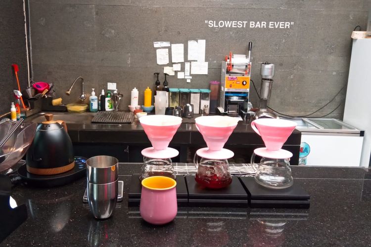 Bar tempat menyeduh kopi di Space Coffee Roastery Jogja. 
