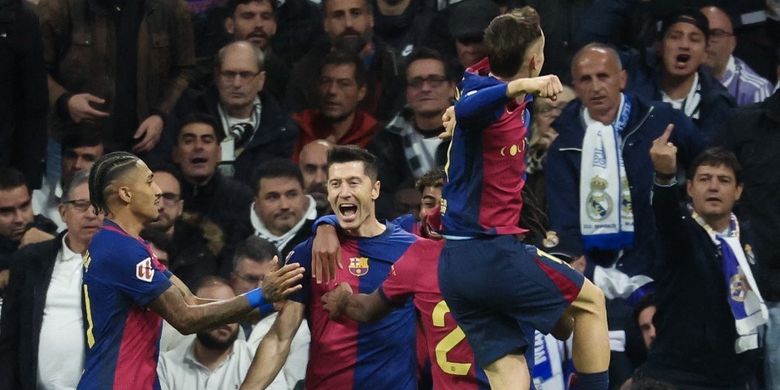 Penyerang Barcelona Robert Lewandowski (tengah) merayakan gol bersama rekan satu timnya pada pertandingan sepak bola Liga Spanyol antara Real Madrid vs Barcelona di Stadion Santiago Bernabeu di Madrid pada 26 Oktober 2024. (Foto oleh Pierre-Philippe MARCOU / AFP)