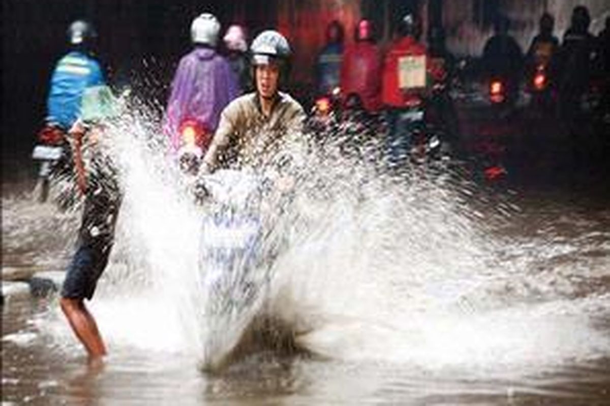 Pengendara sepeda motor menambah kecepatan kendaraan untuk menembus genangan air setinggi 10 sentimeter yang menggenangi terowongan Casablanca, Jakarta, Kamis (5/3). Hujan disertai angin selama dua jam lebih membuat sebagian ruas jalan di Jakarta tergenang disertai macet di sejumlah tempat.