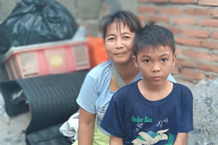 Purwati (45), pedagang kopi keliling di Kramat, Senen, Jakarta Pusat.  Purwati tak punya rumah tetapi anaknya berhasil berangkat ke Kanada. Dalam foto ini Purwati bersama anak bungsunya Subehi (8) saat ditemui di tempat tinggal mereka di Jalan Gandastuli, Kamis (6/10/2017).