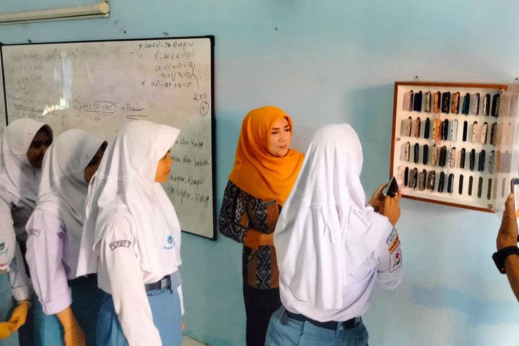 Gelar SOP Penggunaan HP, SMAN 2 Brebes Wajibkan Siswa Kumpul Ponsel Sebelum KBM