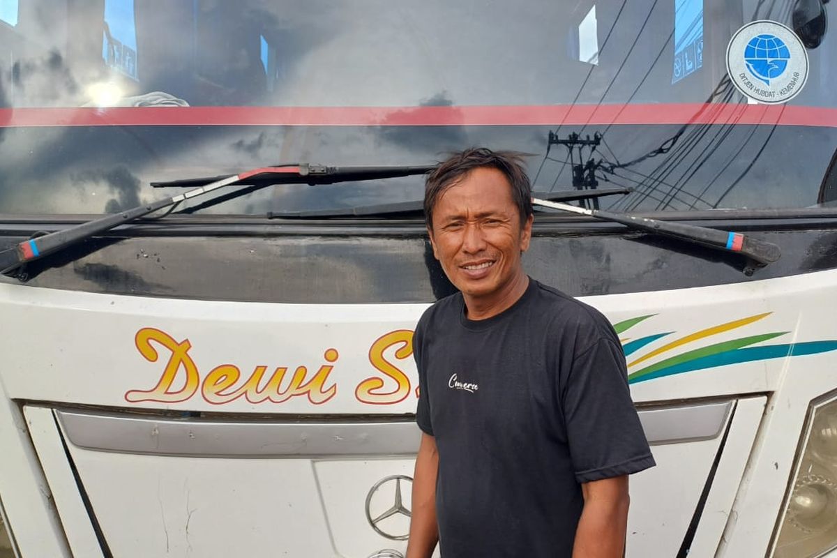 Kernet bus AKAP asal Tegal bernama Anto (52) saat ditemui Kompas.com di Persimpangan Dadap, Dadap, Kosambi, Kabupaten Tangerang, Banten, Rabu (24/1/2024).