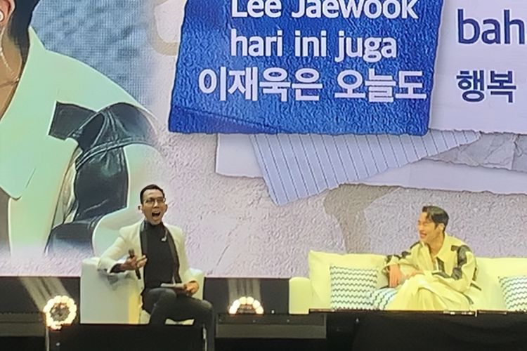 Aktor Lee Jae Wook dan presenter Indra Herlambang yang memandu acara 2023 Lee Jae Wook Asia Tour Fan Meeting  in Jakarta, di The Kasablanka Hall, Jakarta Selatan, Sabtu (25/2/2023). 