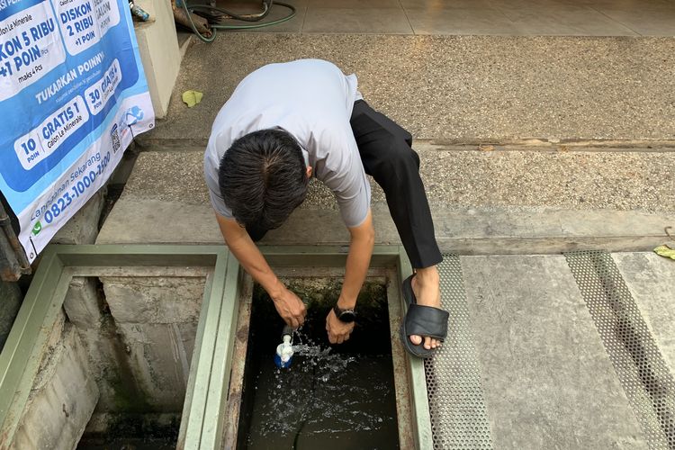 Sampah Jadi Pakan, Selokan Jadi Kolam: Cara Ketua RT Malaka Jaya Jaktim Ubah Wajah Gang Sempit