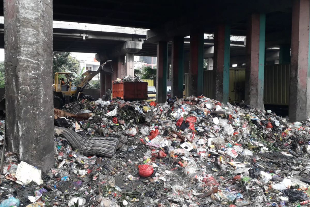 Sampah menumpuk di kolong Tol Wiyoto Wiyono, Sungai Bambu, Jakarta Utara, Senin (14/1/2019).