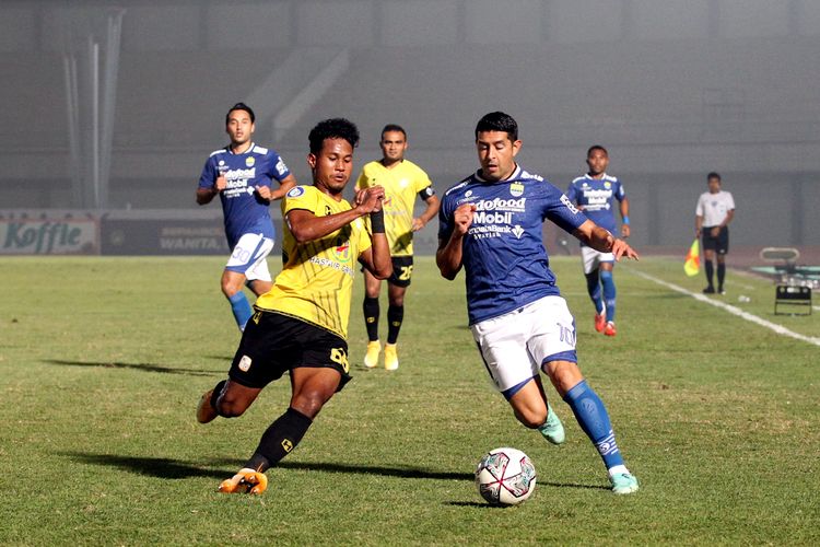 Pemain Persib Bandung Esteban Viscarra (kanan) dijaga ketat pemain Barito Putera Bagas Kaffa (kiri) saat pekan 1 Liga 1 2021-2022 yang berakhir dengan skor 1-0 di Stadion Indomilk Arena Tangerang, Sabtu (4/9/2021) malam.