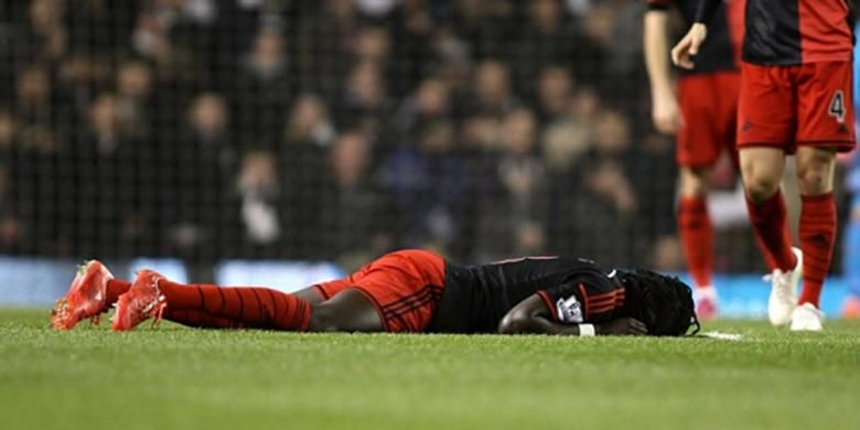 Bafetimbi Gomis kolaps saat Tottenham Hotspur menjamu Swansea. 