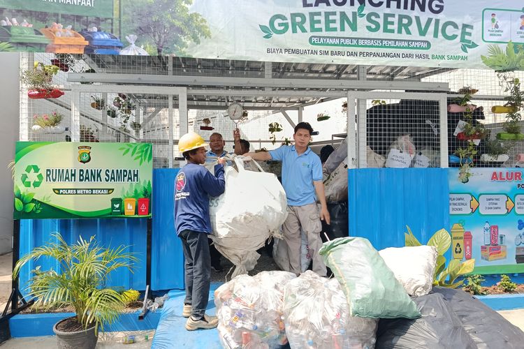 Ketika Warga Bekasi Bisa Bayar SIM dan SKCK dengan Tabungan Sampah