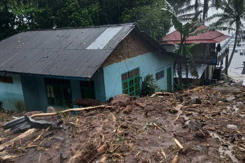 Akses Jalan Lingkar Danau Maninjau Terputus karena Longsor, Warga Terpaksa Gunakan Sampan