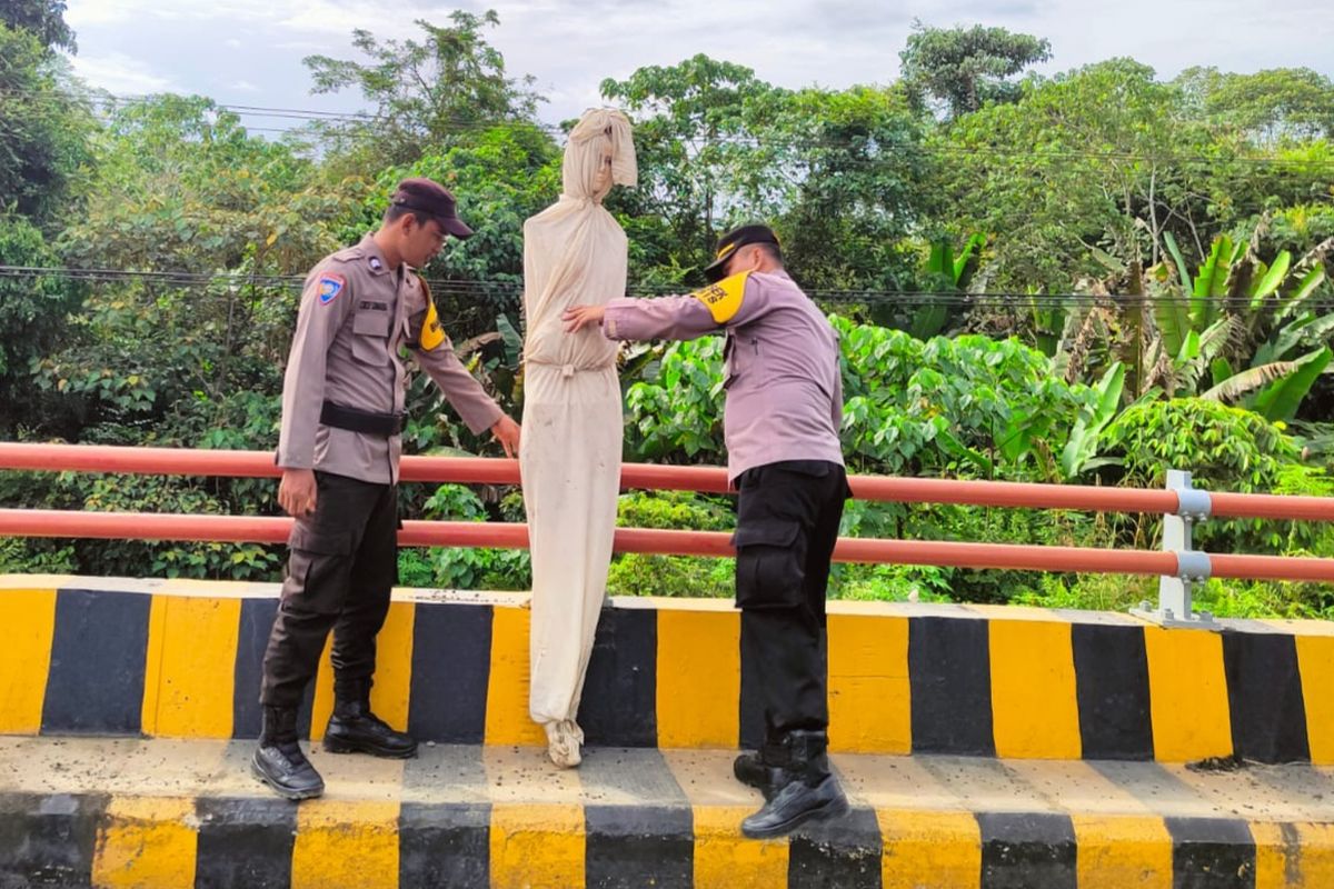 Boneka pocong yang terpasang di pagar jembatan Sei Pagatason Lumbis Nunukan, dicopot Polisi. Boneka pocong sempat menjadi teror warga setempat yang melintas sejak subuh di lokasi tersebut