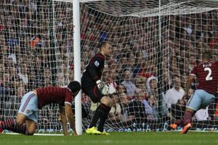 Bek West Ham United, Winston Reid (kedua dari kanan), membobol gawang Liverpool yang dikawal Simon Mignolet (kedua dari kiri), pada laga Premier League, di Boleyn Ground, 20 September 2014. Laga itu berakhir 3-1 untuk West Ham.