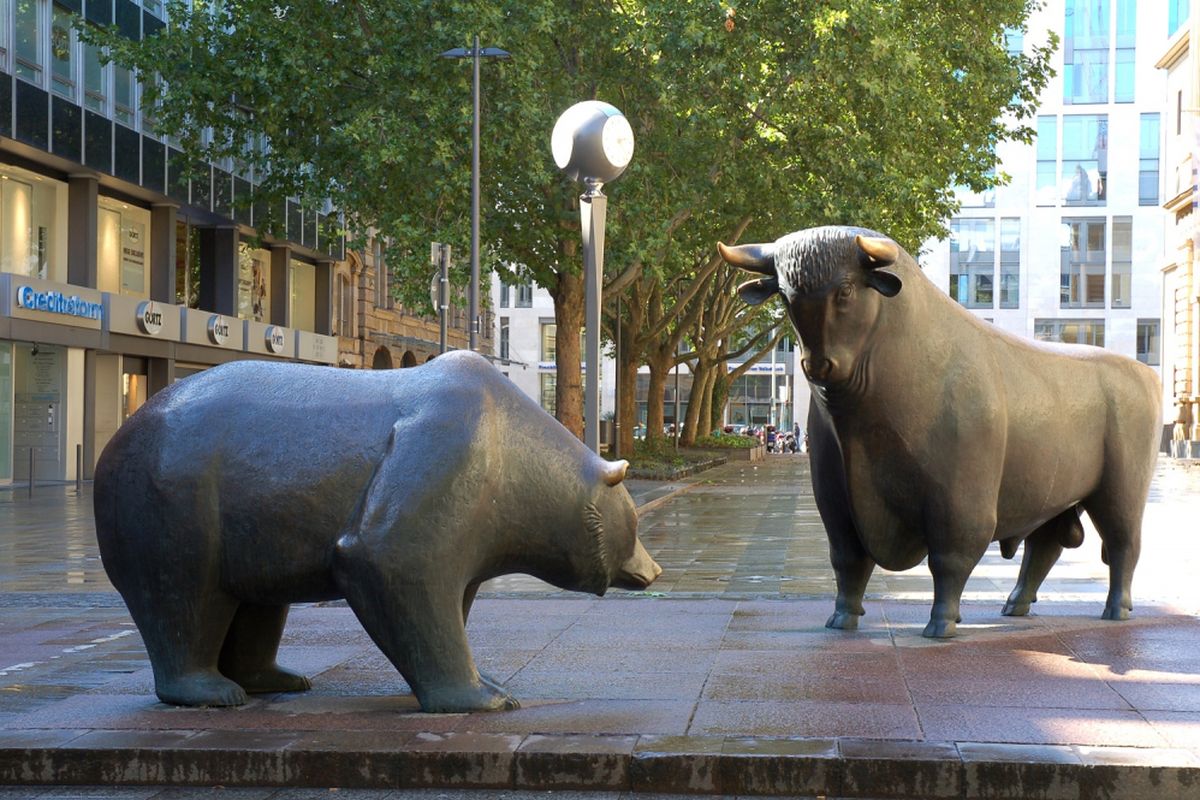 Patung banteng (kanan) dan beruang di area Frankfurt Stock Exchange di Frankfurt, Jerman, sebagai simbol tren perdagangan bullish dan bearish.