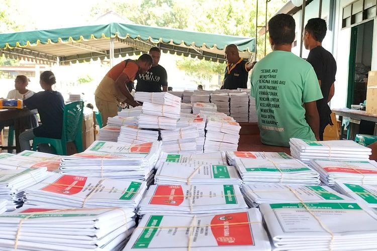 Petugas menghitung surat suara di Kantor KPU Sikka. KPU Sikka mengakui masih kekurangan surat suara untuk Pemilu 2024.