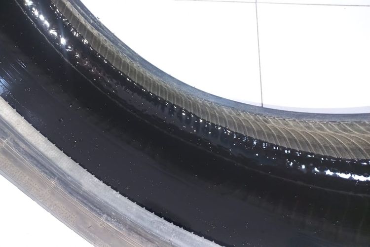 Ban dilapisi oleh lapisan karet dari Sealing Tire Abadi dan diklaim dapat mengurangi hingga 90 persen risiko kebocoran