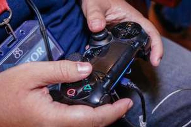 Kendali dalam sebagian game dilakukan dengan controller DualSchock.