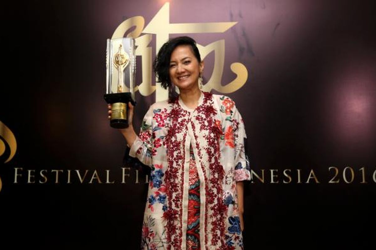 Cut Mini saat menerima piala citra Festival Film Indonesia 2016 di Taman Isamil Marzuki, Jakarta, Minggu (6/11/2016). Ia meraih penghargaan pemeran utama wanita terbaik FFI 2016 melalui film Athirah.