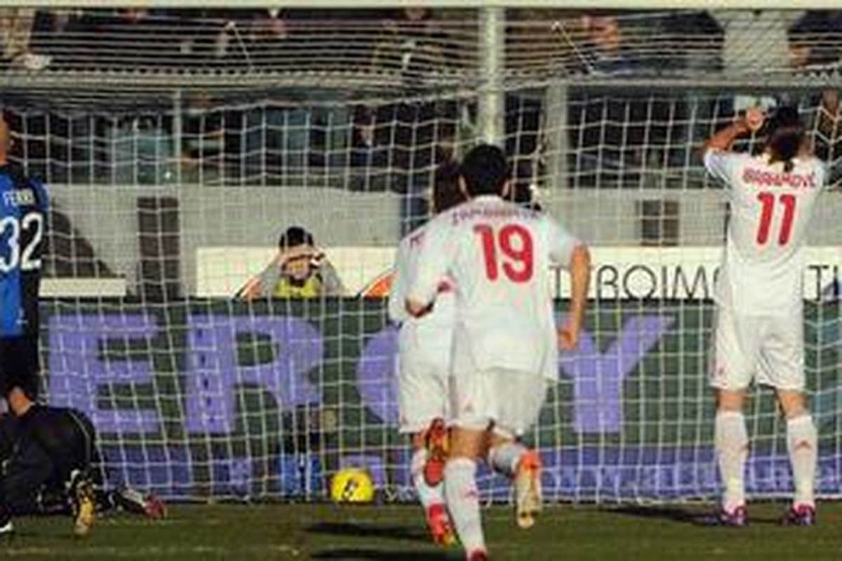 Penyerang AC Milan, Zlatan Ibrahimovic (kanan), merayakan golnya ke gawang Atalanta, pada laga Serie-A, di Bergamo, Minggu (8/1/2012).