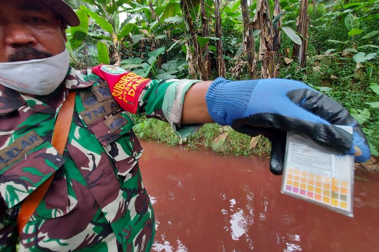 Satgas Citarum Harum telusuri asal limbah yang cemari sungai Cimeta, Bandung Barat, Senin (30/5/2022).