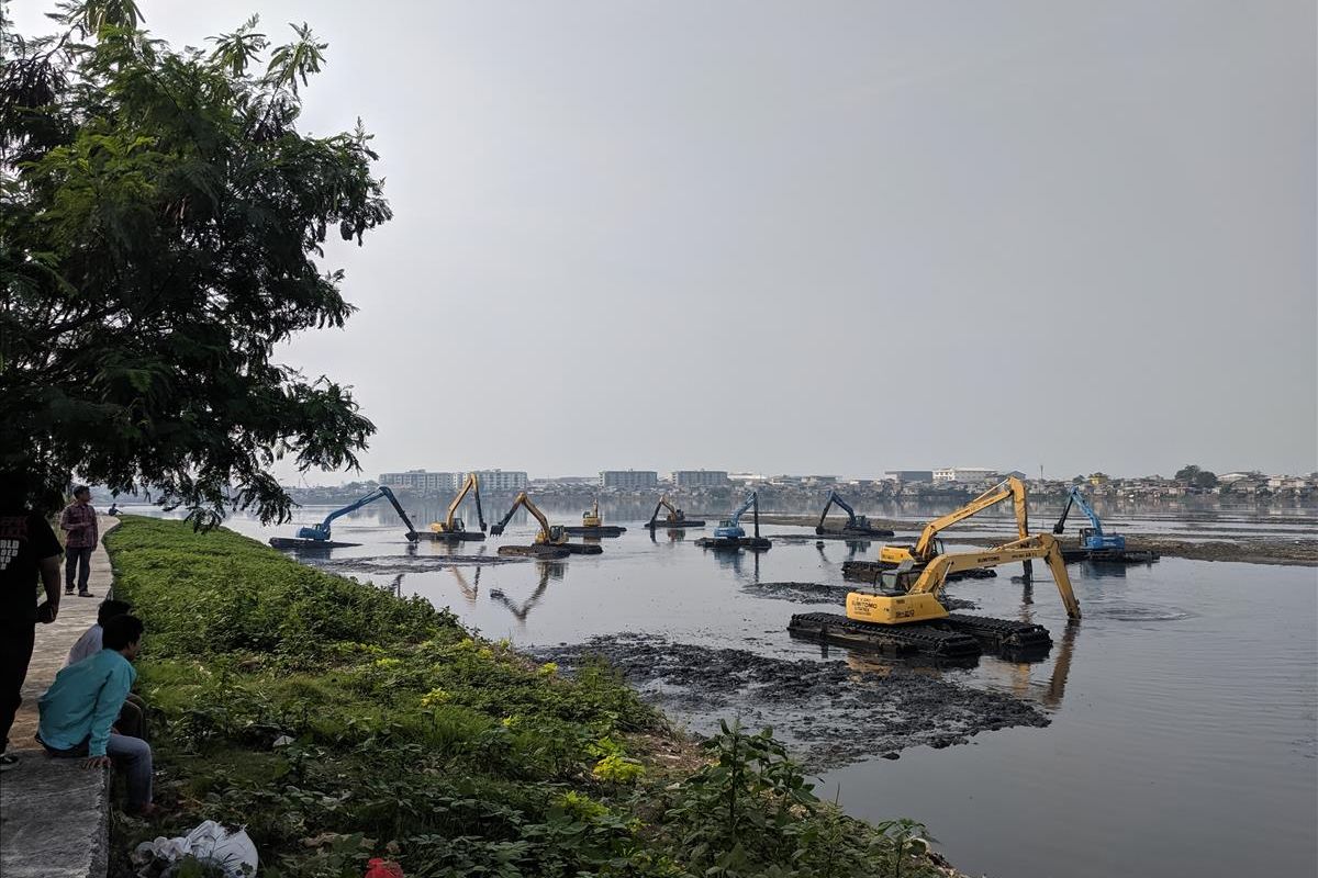 Proses Pengerukan Sedimen Lumpur di Waduk Pluit