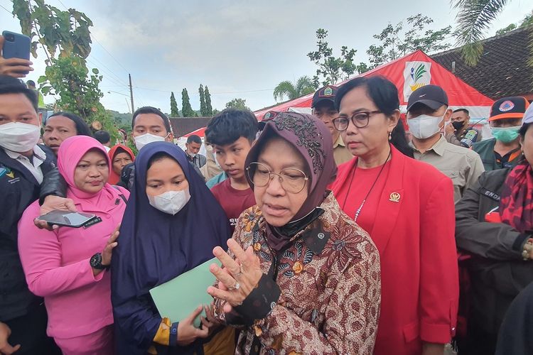 Menteri Sosial RI Tri Rismaharini saat berkunjung ke Kalurahan Candirejo, Semin, Gunungkidul. Senin (21/11/2022)