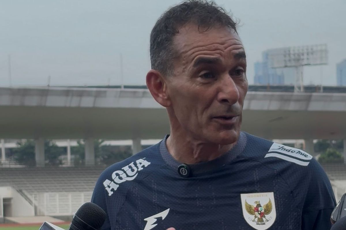 Pelatih timnas U23 Indonesia, Gerald Vanenburg, saat berjumpa dengan media sebelum memimpin sesi latihan tim di Stadion Madya, Jakarta, pada Senin (23/6/2025).