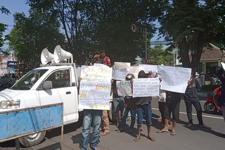 Massa aksi demo Kantor Perumdam Mahameru Lumajang tuntut pemecatan dua karyawan