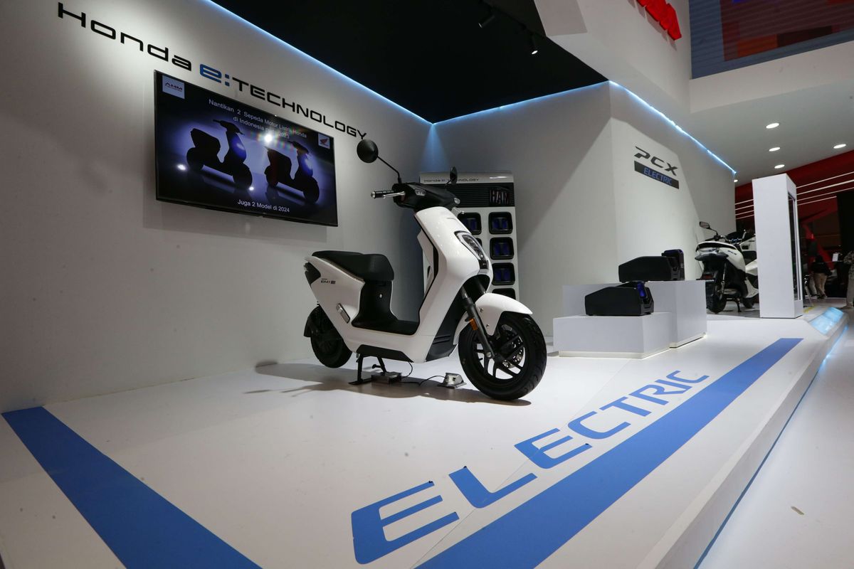 Motor listrik Honda EM1 e: dipamerkan di ajang Indonesia International Motor Show (IIMS) 2023 di JIExpo, Kemayoran, Jakarta Pusat, Minggu (19/2/2023). Motor listrik ini telah mengusung Honda Mobile Power Pack e:, yaitu teknologi baterai terbaru yang dapat ditukar dengan mudah, dan bisa melakukan pengisian daya di rumah.