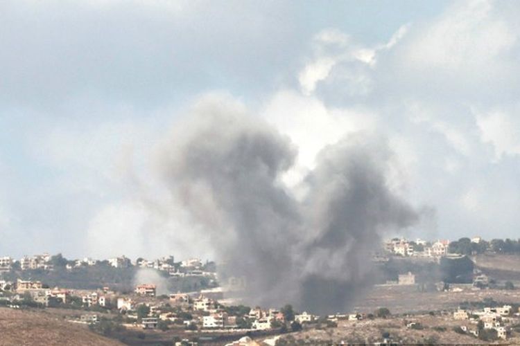 Foto yang diambil dari Israel utara di sepanjang perbatasan dengan Lebanon selatan ini menunjukkan asap mengepul setelah serangan Israel di Lebanon, Senin (23/9/2024).