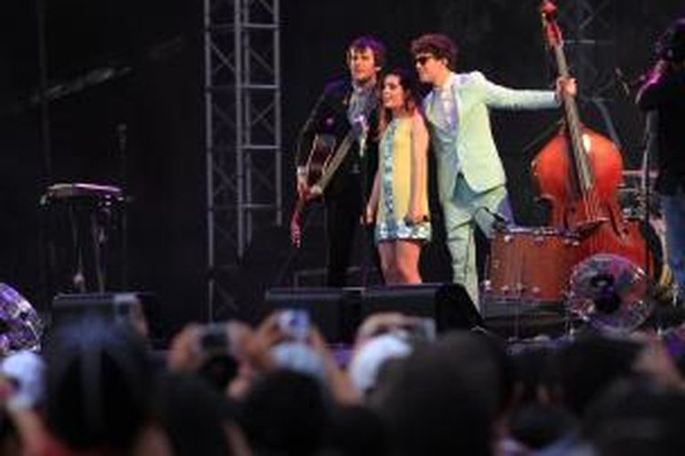 Echosmith tampil saat We The Fest (WTF) 2015 di Parkir Timur Senayan, Jakarta Selatan, Minggu (9/8/2015). Sejumlah musisi antara lain Jessie Ware, Sheppard, dan Madeon tampil pada WTF 2015. KOMPAS IMAGESKRISTIANTO PURNOMO