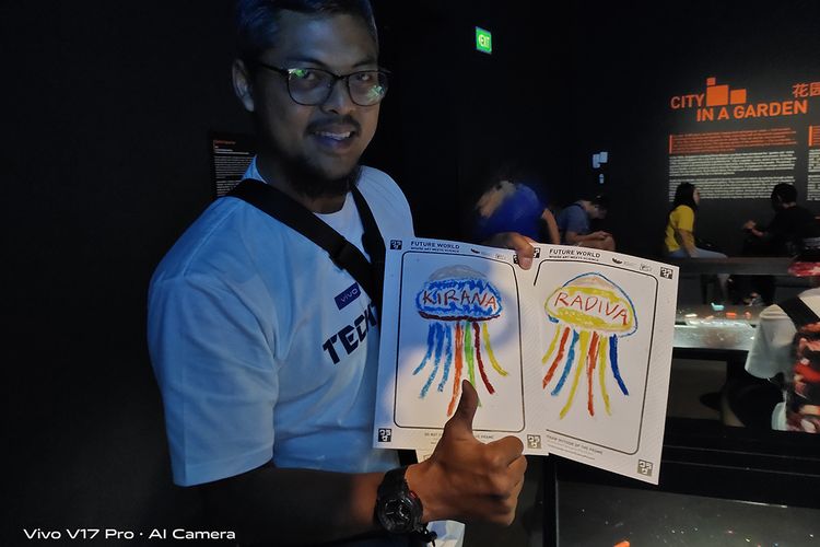 Ludhita Dwiariyanto, salah satu peserta TechTrip KompasTekno dan Vivo Indonesia yang ikut berkunjung ke ArtScience Museum.
