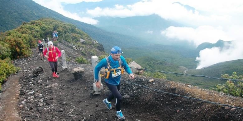Salah satu peserta Gede Pangrango Marathon (GPM) 2015 saat melintasi puncak Gunung Gede, Sabtu (3/5/2015).