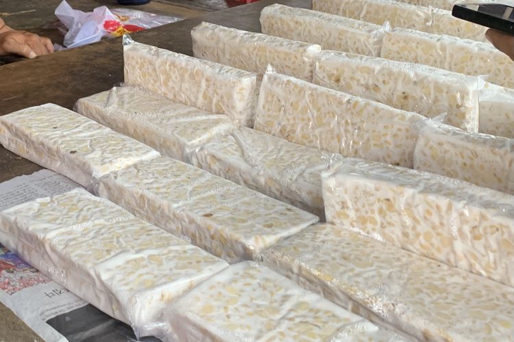 Pedagang tempe di Pasar Baru, Kota Bekasi, tidak menaikan harga jual tempe meski harga kacang kedelai mengalami peningkatan di Kota Bekasi.