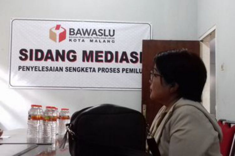 Endang Sri Sundari, ASN di Pemkot Malang saat diperiksa Bawaslu Kota Malang karena dugaan kampanye untuk pasangan calon presiden nomor urut 02 Prabowo Subianto - Sandiaga Uno, Senin (4/2/2019)